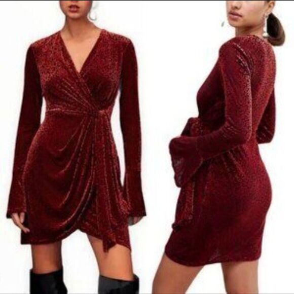 C/MEO Breakthrough Velvet Long Sleeve Tie Front Dress in Black and Red Medium - Picture 1 of 16